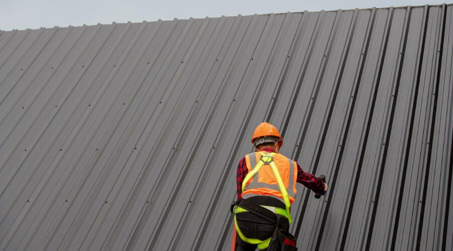 Professional gutter cleaning in Edmore, MI